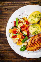 Grilled chicken fillet and vegetables