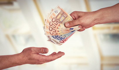 Hand reicht Geld 