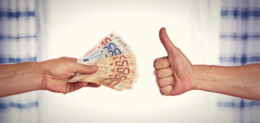Hand reicht Geld - Daumen hoch 
