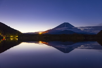 Fototapeta na wymiar 夜明けの富士山、山梨県富士河口湖町精進湖にて