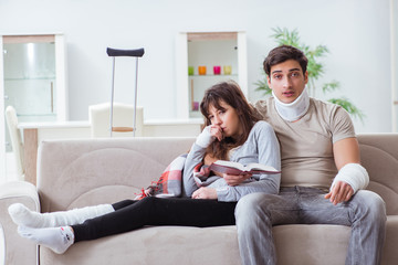 Obraz premium Injured family of wife and husband recovering at home