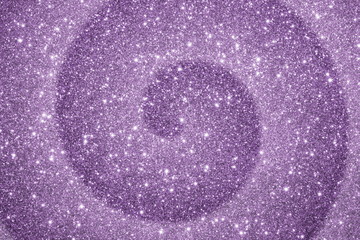  красивый фиолетовый фон из блесток с бликами и боке         