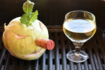 Lustiger Kohlrabi mit Weinglas