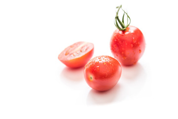 kleine Cocktailtomaten isoliert mit Wassertropfen