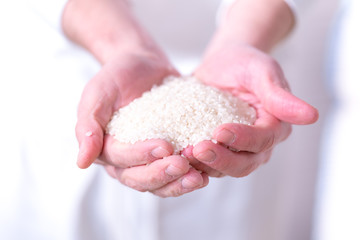 Mani di uomo che sollevano granaglia biologica