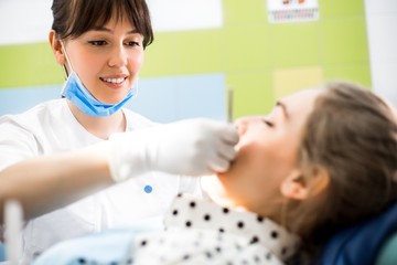 Obraz premium Dentist treats the teeth of the client close-up