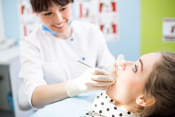 Obraz na płótnie Canvas Dentist examines the oral cavity