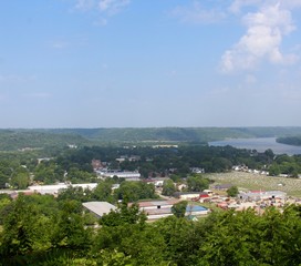 Fototapeta na wymiar A beautiful view of the town in Kentucky from overlook.