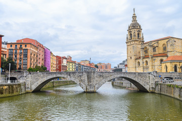Obraz premium panoramic view of bilbao old town with san Anton church at background, Spain