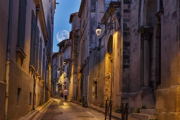 Schilderijen op glas .Nachtstraat in de Franse stad Arles. Provence. Frankrijk. © karp5