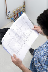 Naklejka premium man reading blueprint