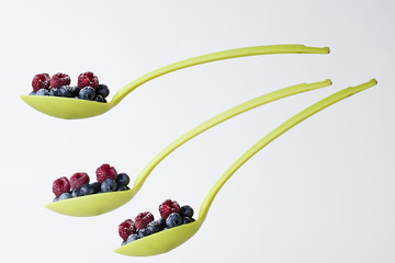 lyżka pełna owoców © iwona666