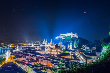 Fototapeta premium Zaćmienie Księżyca nad starym miastem w Salzburgu, niebieska godzina