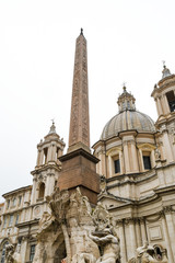 Fototapeta na wymiar ナボーナ広場　四大河の噴水（アゴナリス・オベリスク）と教会（ローマ、イタリア）