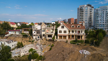 Obraz premium The destroyed luxury house after the earthquake