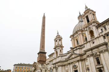 Fototapeta na wymiar ナボーナ広場　四大河の噴水（アゴナリス・オベリスク）と教会（ローマ、イタリア）