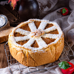 Apples covered with a crunchy crust - this is the American Apple Pie.