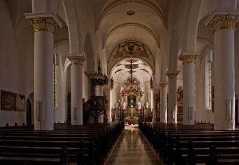 Fototapeta premium Stilelemente der Gotik, der Renaissance und des Barocks weist die Pfarrkirche St. Dionysius auf