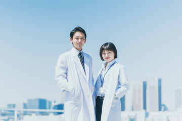 自信に満ちた表情の男女の医者