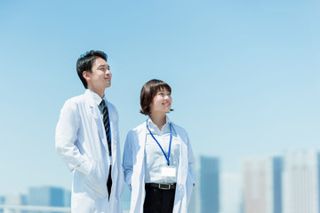 自信に満ちた表情の男女の医者