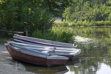 ruderboote am teichufer im landschaftspark schönbusch bei aschaffenburg