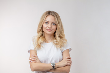 Fototapeta premium atrakcyjna jasnowłosa modelka uśmiecha się, gdy jest na wakacjach. zbliżenie zdjęcia. ładna dziewczyna po spa. koncepcja odnowy biologicznej. copyspace