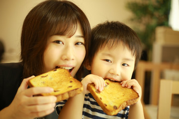 食パンを食べる親子