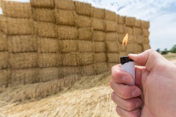 Pyromane mit Feuerzeug zündet Strohballen an