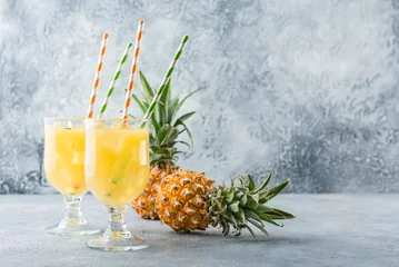 Crédence de cuisine en verre imprimé Cocktail Cold pineapple cocktail