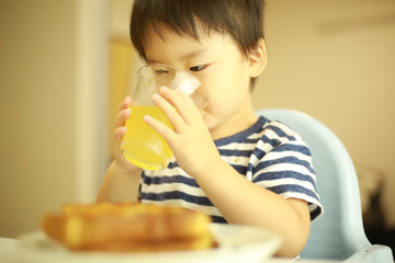 食事する男の子