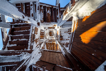 Zamrożona drewniana wieża widokowa  © piszczke