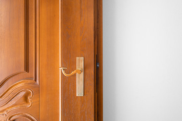 braune schwere Holztür