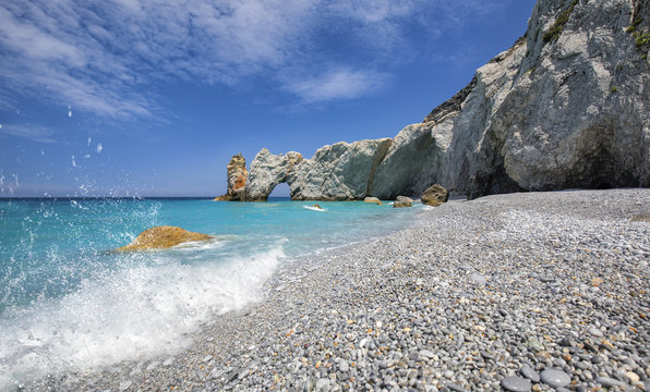 Wunderschönes Landschaftsbild über Lalaria Beach mit türkis farbenen Meer und Wasserschaum