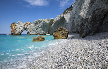 Fototapeta na wymiar Wunderschöner Lalaria Beach mit türkis blauem Wasser und und weißem Kies.