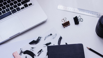 Mesa de escritório com notebook e acessórios