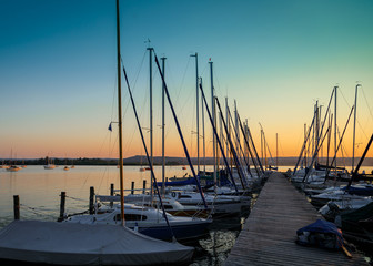 Segelboote am Bootssteg am Ammersee in der Abendsonne