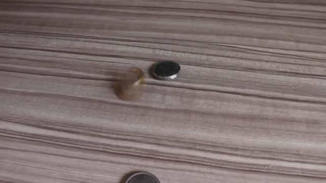 Moedas em real brasileiro caindo, dinehiro caindo
