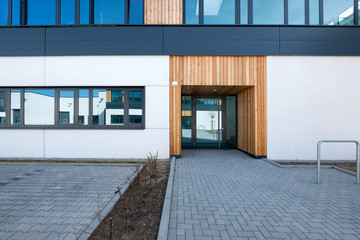 Eingang modernes Gebäude Tür mit Glaseinsatz