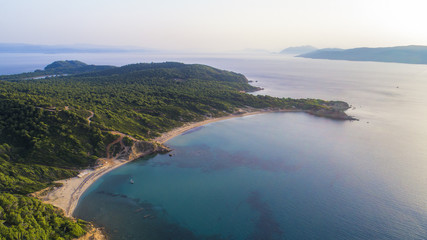 Fototapeta na wymiar Drohnenaufnahme über der Insel Skiathos. Elias Beach