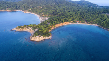 Luftaufnahme mit der Drohne über der Insel Skiathos. Elias und Manadraki Beach