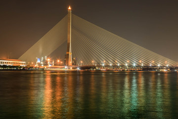 Rama VIII Brücke in Bangkok bei Nacht Thailand
