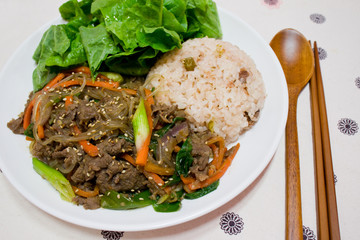 Korean food, Bulgogi. It is a food to roast sliced beef, various vegetables and noddle with sweet and savory sauce. This is the most popular Korean food for foreigners.