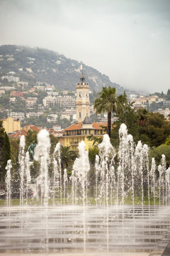 Franncia,Nizza,fontana a getti d'acqua in piazza Massena.
