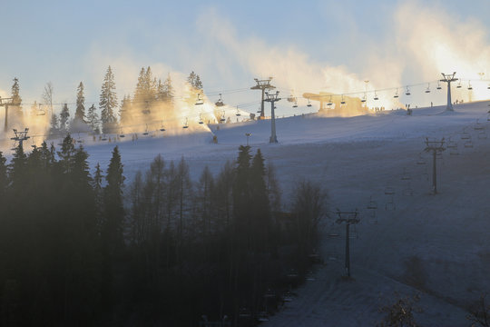 Pierwsze naśnieżanie ośrodka narciarskeigo 