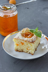 Lush cake with apricots