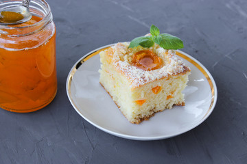 Lush cake with apricots