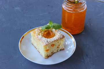 Lush cake with apricots