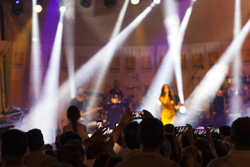 cep telefonu ile sahnedeki sanatçının videosunu cekenizleyiciler