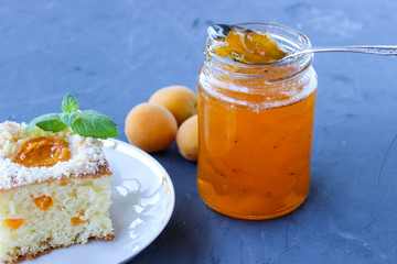 Lush cake with apricots