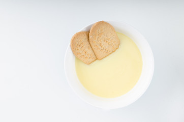 Vanilla pudding with homemade granola